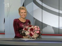 Jana Košíková dostala od kolegu kyticu. Jana Košíková dostala od kolegu kyticu.