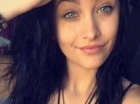 Paris Jackson je verejnosti známa ako dlhovlasá tmavovláska. Paris Jackson je verejnosti známa ako dlhovlasá tmavovláska.