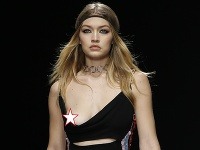 Gigi Hadid ukázala na móle viac, ako chcela. Gigi Hadid ukázala na móle viac, ako chcela.
