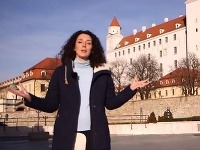 Redaktorka Eve Irvineová pred Bratislavským hradom. Redaktorka Eve Irvineová pred Bratislavským hradom.