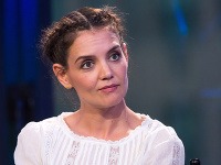 Katie Holmes sa tvári, akoby o podprsenke nikdy v živote nepočula... Katie Holmes sa tvári, akoby o podprsenke nikdy v živote nepočula...