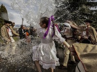 Členovia Folklórneho súboru Váh z Liptovského Mikuláša oblievajú svoje kolegyne na Veľkonočný pondelok Členovia Folklórneho súboru Váh z Liptovského Mikuláša oblievajú svoje kolegyne na Veľkonočný pondelok