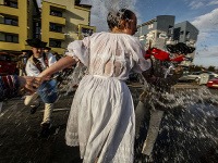 Členovia Folklórneho súboru Váh z Liptovského Mikuláša oblievajú svoje kolegyne na Veľkonočný pondelok
Členovia Folklórneho súboru Váh z Liptovského Mikuláša oblievajú svoje kolegyne na Veľkonočný pondelok
