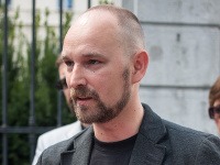Poslanec NR SR za stranu OĽaNO-NOVA Jozef Viskupič pred podateľňou Úradu vlády SR počas brífingu poslancov OĽaNO-NOVA a SaS pri príležitosti odovzdávania červených kariet Robertovi Ficovi kvôli kauze Bašternák. Poslanec NR SR za stranu OĽaNO-NOVA Jozef Viskupič pred podateľňou Úradu vlády SR počas brífingu poslancov OĽaNO-NOVA a SaS pri príležitosti odovzdávania červených kariet Robertovi Ficovi kvôli kauze Bašternák.