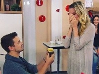 Viktor Vincze požiadal Adelu Banášovú o ruku. Viktor Vincze požiadal Adelu Banášovú o ruku.
