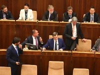 Odvolávanie Roberta Fica sa zvrhlo. Odvolávanie Roberta Fica sa zvrhlo.