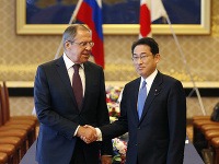 Sergei Lavrov a japonský kolega Fumio Kishida Sergei Lavrov a japonský kolega Fumio Kishida