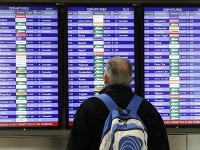 Muž číta informačnú tabuľu s odletmi na letisku Linate v talianskom Miláne 20. marca 2017. Muž číta informačnú tabuľu s odletmi na letisku Linate v talianskom Miláne 20. marca 2017.