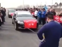 Autá ťahá pomocou genitálí Autá ťahá pomocou genitálí