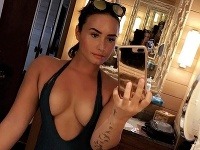 Demi Lovato vystavila na obdiv svoje prsia. Demi Lovato vystavila na obdiv svoje prsia.