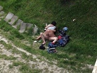 Muž a žena nachytaný uprostred sexu na verejnosti. Muž a žena nachytaný uprostred sexu na verejnosti.