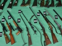 Polícia skonfiškovala pri Žiline arzenál nelegálne držaných zbraní. Okrem desiatok pušiek a pištolí aj granáty, delostreleckú muníciu, rozbušky, chemické látky a pyrotechnický materiál. Polícia skonfiškovala pri Žiline arzenál nelegálne držaných zbraní. Okrem desiatok pušiek a pištolí aj granáty, delostreleckú muníciu, rozbušky, chemické látky a pyrotechnický materiál.