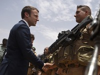 Emmanuel Macron na základni v Mali. Emmanuel Macron na základni v Mali.