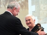 Božena Fuková dostala vyznamenanie aj od exprezidenta Ivana Gašparoviča. Božena Fuková dostala vyznamenanie aj od exprezidenta Ivana Gašparoviča.