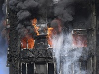 Požiar, ktorý vypukol minulý týždeň v londýnskej budove Grenfell Tower Požiar, ktorý vypukol minulý týždeň v londýnskej budove Grenfell Tower