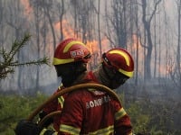 Portugalskí hasiči sa usilujú zastaviť lesný požiar v dedine Figueiro dos Vinhos v centrálnom Portugalsku Portugalskí hasiči sa usilujú zastaviť lesný požiar v dedine Figueiro dos Vinhos v centrálnom Portugalsku