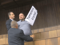 Ladislav Ďurkovič na balkóne vyvolal rozruch. Ladislav Ďurkovič na balkóne vyvolal rozruch.