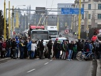 Prešovčania protestujú v uliciach a blokujú prechody. Prešovčania protestujú v uliciach a blokujú prechody.