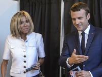 Emmanuel Macron s manželkou Emmanuel Macron s manželkou