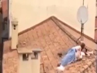 Rozvášnená dvojica sexuje na streche Rozvášnená dvojica sexuje na streche