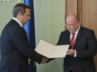 Na snímke vľavo predseda NR SR Andrej Danko odovzdáva dekrét o nastúpení do funkcie novozvolenému generálnemu riaditeľovi RTVS Jaroslavovi Rezníkovi (vpravo) 17. júla 2017 v Bratislave. Na snímke vľavo predseda NR SR Andrej Danko odovzdáva dekrét o nastúpení do funkcie novozvolenému generálnemu riaditeľovi RTVS Jaroslavovi Rezníkovi (vpravo) 17. júla 2017 v Bratislave.