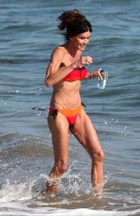 Janice Dickinson v bikinách