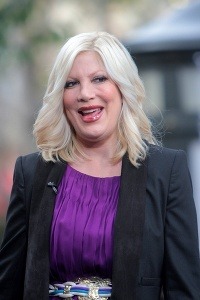 Opuchnutá Tori Spelling sa