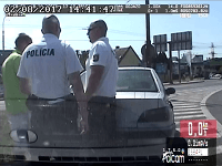Policajti zastavili vodiča, išiel príliš pomaly Policajti zastavili vodiča, išiel príliš pomaly