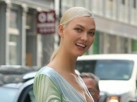 Karlie Kloss sa na fotograafov takto usmievala. Karlie Kloss sa na fotograafov takto usmievala.