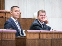 Tomáš Drucker a Peter Žiga počas mimoriadnej schôdze Tomáš Drucker a Peter Žiga počas mimoriadnej schôdze