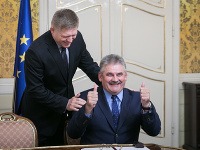 Predseda vlády SR Robert Fico a minister práce, sociálnych vecí a rodiny SR Ján Richter počas slávnostného podpisu nariadenia vlády SR, ktorým sa ustanovuje suma minimálnej mzdy na rok 2018. Predseda vlády SR Robert Fico a minister práce, sociálnych vecí a rodiny SR Ján Richter počas slávnostného podpisu nariadenia vlády SR, ktorým sa ustanovuje suma minimálnej mzdy na rok 2018.