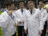 Robert Fico na návšteve továrne. Robert Fico na návšteve továrne.