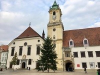 Na Hlavnom námestí už stojí vianočný stromček. Na Hlavnom námestí už stojí vianočný stromček.