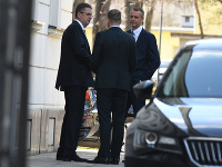 Zľava: Martin Glváč, Viktor Stromček a Richard Raši pred Úradom vlády SR Zľava: Martin Glváč, Viktor Stromček a Richard Raši pred Úradom vlády SR