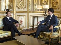 Francúzsky prezident Emmanuel Macron (vľavo) sa rozpráva s kanadským premiérom Justinom Trudeauom počas ich stretnutia v Paríži Francúzsky prezident Emmanuel Macron (vľavo) sa rozpráva s kanadským premiérom Justinom Trudeauom počas ich stretnutia v Paríži