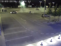 Opitý Šimon driftoval na parkovisku obchodného centra okolo svojich kamarátov. Opitý Šimon driftoval na parkovisku obchodného centra okolo svojich kamarátov.