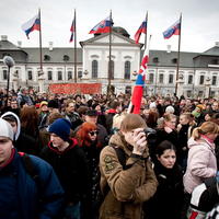 Protest pred prezidentsk�m pal�com proti povinnej hymne