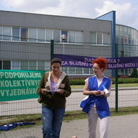 Pracovn�ci OZ KOVO rozd�vaj� zamestnancom let�ky