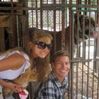 Thomas, Abbie a Lilly si obzerali tigre.