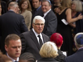 Mitch Winehouse počas dcérinho pohrebu v Londýne