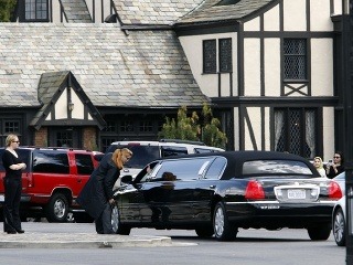 Pohreb Elizabeth Taylor sa konal v Glendale, Kalifornia