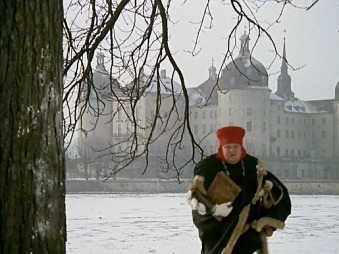 Preceptor (Jan Libíček) sa sťažoval na príliš ťažký kabát, kvôli ktorému vždy padal. Jeho postava bola do rozprávky pridaná až po dokončení scenára.   