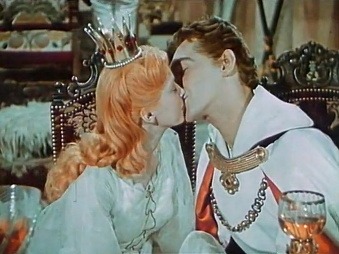 Film mal končiť prípitkom zúčastnených, vrátane kráľovského páru. Marie Kyselková si však od režiséra vynútila, že na konci musí byť bozk.