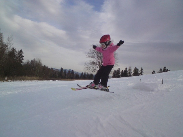 Viktorka (6) sa tento rok naučila skákať na lyžiach (foto: František Fedák)