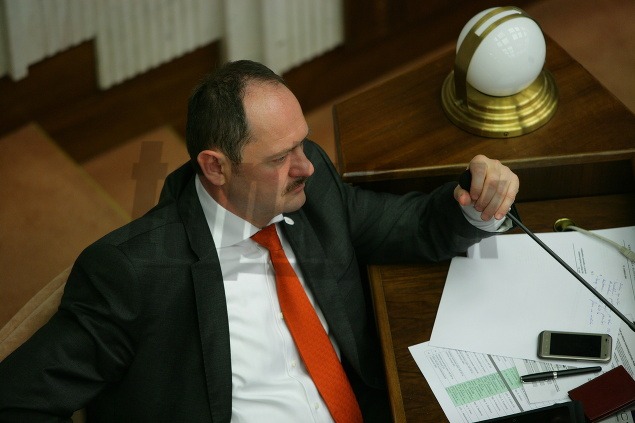 Exminister pôdohospodárstva Zsolt Simon (Most-Híd) sa zabával s mikrofónom.