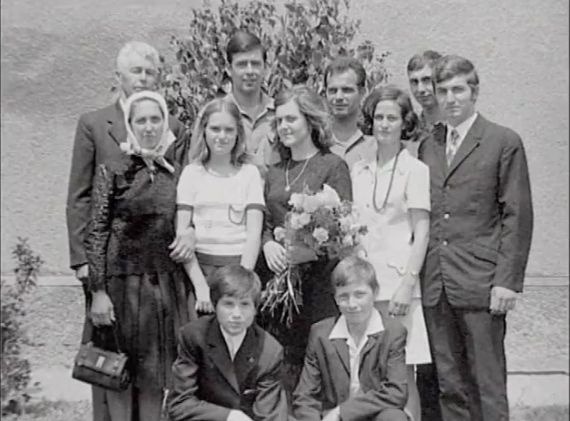 Rodinná fotka Figeľovcov - mama Anna (stredný rad vľavo), Ján Figeľ (dole vpravo)