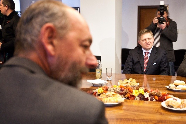 Prvým ministrom, ktorého Robert Fico uviedol do úradu, bol nový šéf rezortu hospodárstva Tomáš Malatinský. Lákavé koláčiky a kvetinová výzdoba, ktoré zdobili rokovací stôl, mohli byť dôvodom tohto premiérovho úsmevu.