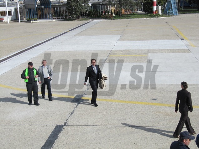 Minister financií Peter Kažimír (v strede) prišiel ráno pred desiatou na letisko v dobrej nálade. 