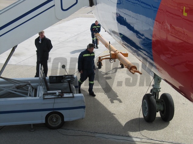 Kým dorazil meškajúci premiér, letiskoví pracovníci pripravili lietadlo na odlet. 