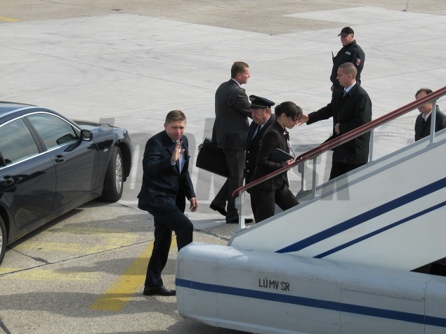 Robert Fico so svojím príchodom na letisko M. R. Štefánika meškal približne 15 minút.